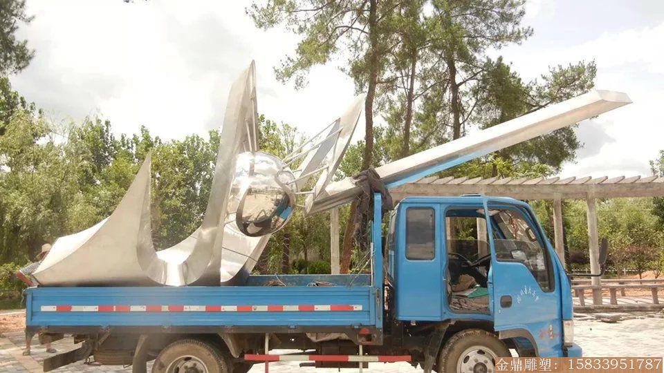 不銹鋼雕塑安裝1