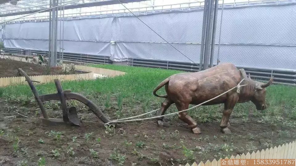 廠家定制開荒牛雕塑 牛正在犁地景象 園林景觀雕塑設計 吃苦耐勞深耕細作精神